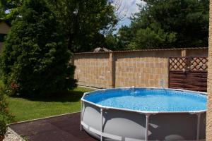 Bazén v ubytovaní Liliána apartman alebo v jeho blízkosti