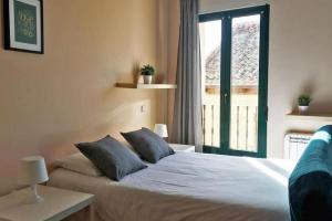 1 dormitorio con 1 cama blanca y ventana en Estudio en Centro de Segovia 2, en Segovia