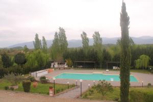 una piscina en medio de un parque con árboles en Carresi Apart 2 pax with pool - portable A/C, en Figline Valdarno