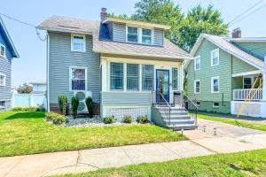 una casa verde con una puerta azul y un patio en The Jewel of The Cove, en New Haven
