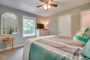 1 dormitorio con 1 cama y ventilador de techo en Charming Ohio Retreat with Deck, Porch and Gas Grill!, en Howard