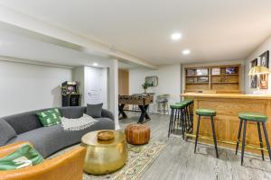 O bucătărie sau chicinetă la Sauna, Fire Pit Spacious and Serene Poconos Getaway