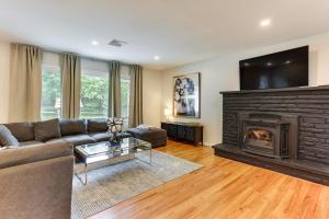 O zonă de relaxare la Sauna, Fire Pit Spacious and Serene Poconos Getaway