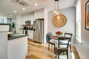 アレクサンドリアにあるCharming Alexandria Vacation Rental in Old Town!のテーブルと椅子のあるキッチンとダイニングルーム