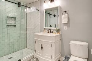 アレクサンドリアにあるCharming Alexandria Vacation Rental in Old Town!の洗面台とシャワー付きの白いバスルーム +17枚の写真