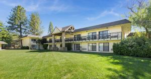 una gran casa amarilla con un gran patio en Best Western Gold Country Inn, en Grass Valley