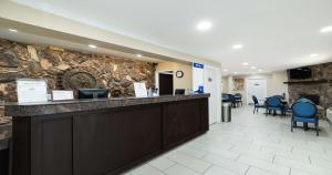 un vestíbulo de un hospital con una pared de piedra en Best Western Gold Country Inn, en Grass Valley