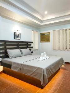 um quarto com uma cama grande num quarto em DMC1 Residence Panglao em Panglao