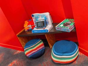 a table with a scale and a box and a stool at ibis Styles Paris Boulogne Marcel Sembat in Boulogne-Billancourt