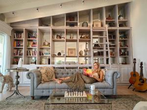 una mujer acostada en un sofá en una sala de estar en The Retreat Costa Rica - Wellness Resort & Spa, en Atenas