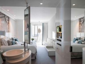 Гостиная зона в Cures Marines Hotel Thalasso & Spa Trouville - MGallery Collection