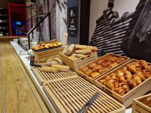 a bakery with lots of different types of bread at Ibis budget Dijon Centre Clemenceau in Dijon