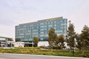 Un edificio de oficinas con un cartel al costado. en Atura Adelaide Airport, en Adelaida