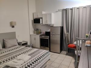 Destination Inn Cache Creek tesisinde mutfak veya mini mutfak