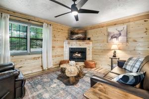 - un salon avec un canapé et une cheminée dans l'établissement NEW Cabin with Spectacular View with HOT TUB in the Smoky MTNS, à Sevierville