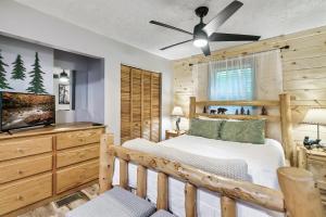 1 dormitorio con 1 cama y ventilador de techo en NEW Cabin with Spectacular View with HOT TUB in the Smoky MTNS en Sevierville