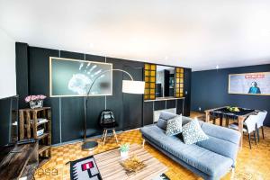 salon z niebieską kanapą i stołem w obiekcie Amsterdam - Deluxe Apartment with Furnished Balcony in La Condesa w mieście Meksyk
