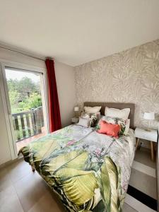 ein Schlafzimmer mit einem großen Bett und einem Fenster in der Unterkunft Vacances paradisiaques à la plage in Deauville