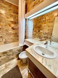 ein Bad mit einem Waschbecken und einem WC in der Unterkunft Vacances paradisiaques à la plage in Deauville
