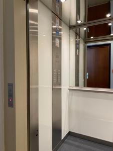 un ascensor en un edificio con una pared de cristal en Kaiserswerth, en Düsseldorf