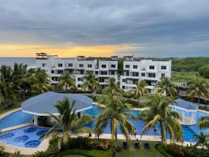 an aerial view of a resort with palm trees at PENTHOUSE EN MONTERRICO in El Sunzo