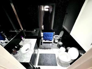 - une salle de bains avec 2 toilettes et une serviette bleue dans l'établissement Family and Private Home, à Norbury