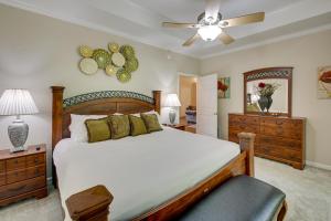 una camera con un grande letto e un ventilatore a soffitto di Hot Springs Village Home with Golf Course View a Hot Springs Village