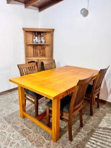 uma mesa de jantar em madeira com 4 cadeiras em Sereni Laureles Hotel Cafe em Medellín