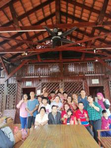 um grupo de pessoas posando para uma foto em um quarto em Bayu Beach Penarek em Kampung Penarik