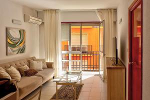 salon z kanapą i telewizorem w obiekcie Apartamento Exclusivo en Sevilla w Sewilli