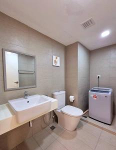 een badkamer met een wastafel, een toilet en een spiegel bij Eko Cheras Cat's Theme Duplex in Kuala Lumpur