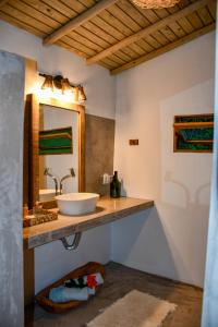 bagno con lavandino e specchio di Riviera Trancoso a Trancoso