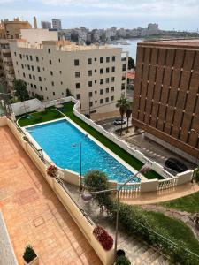 una piscina en la parte superior de un edificio en Fantásticas Vistas al Mar, en Alicante