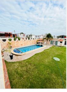 a yard with a swimming pool in a house at Hermosa casa privada con alberca. in Veracruz
