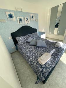 een slaapkamer met een bed met een blauwe muur bij camera vista mare in Anacapri