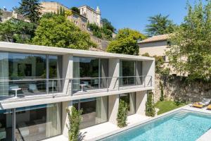 an image of a house with a swimming pool at Le Pavillon M, Piscine et Spa au pied du château, Petit-Déjeuner inclus, Parking privé in Grignan +44 photos