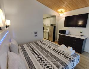 Destination Inn Cache Creek tesisinde mutfak veya mini mutfak