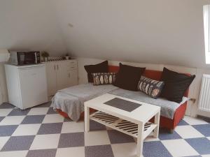 ein Wohnzimmer mit einem Bett und einem Tisch in der Unterkunft Ruhige gemütliche Ferienwohnung in Karlsruhe Daxlanden für Monteure, Pendler, Geschäfsreisen, Wochenendreisen in Karlsruhe