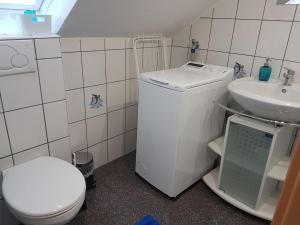 Baño pequeño con aseo y lavamanos en Ruhige gemütliche Ferienwohnung in Karlsruhe Daxlanden für Monteure, Pendler, Geschäfsreisen, Wochenendreisen, en Karlsruhe