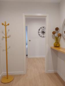 een kamer met een deur met een klok aan de muur bij Apartamento Silleda Confort in Silleda
