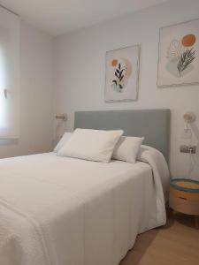 Un pat sau paturi într-o cameră la Apartamento Silleda Confort