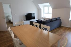 een woonkamer met een tafel en een bank bij Penthouse Apartments in Wenen