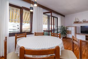 TV a/nebo společenská místnost v ubytování Apartments with parking spaces Crikvenica - 5494