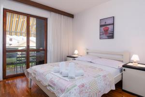 een slaapkamer met een bed met twee handdoeken erop bij Apartment Crikvenica 5494a in Crikvenica