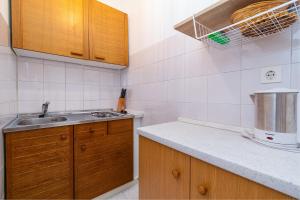 ツリクヴェニツァにあるApartment Crikvenica 5494cのキッチン(シンク、カウンタートップ付)