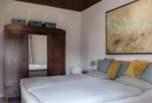 a bedroom with a bed and a painting on the wall at Eifel Cottage Biersdorf am See in Biersdorf