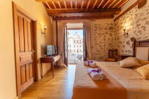 1 dormitorio con 2 camas y piano en Hotel Rincón Castellano en Cuéllar