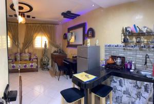 uma cozinha com um lavatório e um frigorífico num quarto em Appartement marocain proche de la mer à Sidi Bouzid em Safi
