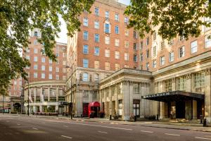 倫敦的住宿－JW Marriott Grosvenor House London，建筑前的街道上的建筑物