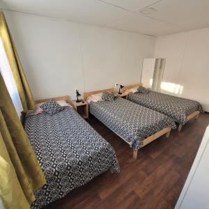 เตียงในห้องที่ Hostal Casa Blanca